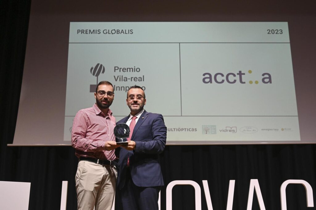 Entrega del premio Innpulso de premis globalis por el alcalde de Vila-real
