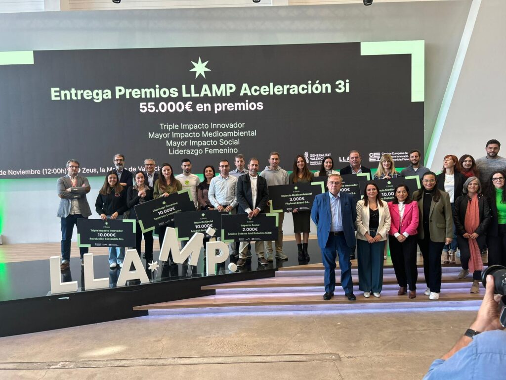 Todos los premiados de Llamp en el escenario posando con su premio
