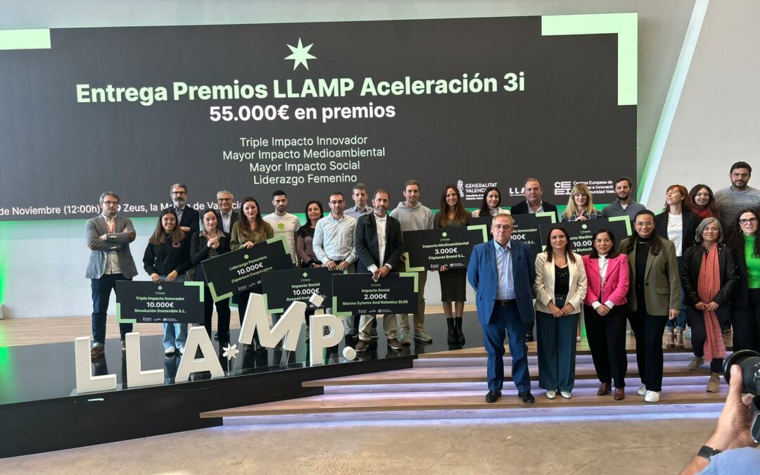 Todos los premiados de Llamp en el escenario posando con su premio