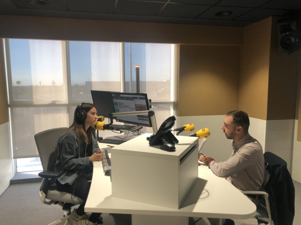 Entrevista en los estudios de Cadena SER Castellón a Accesit Inclusivo con Andrea Jarque sobre la herramienta de accesibilidad web
