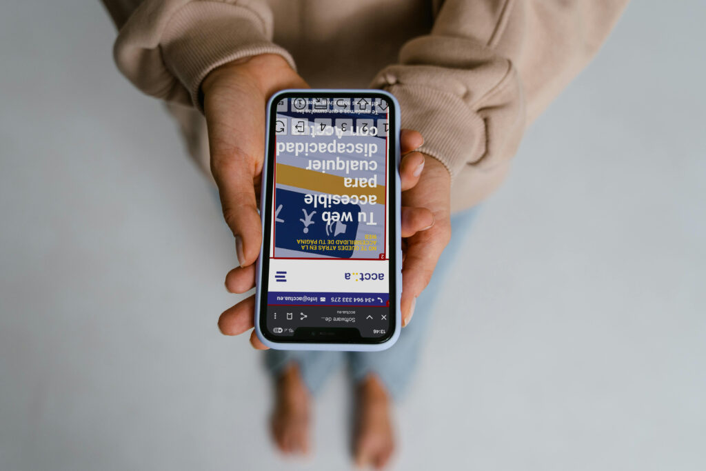 Ejemplo de accesibilidad digital en un telefono movil que visita la pagina web de acctua