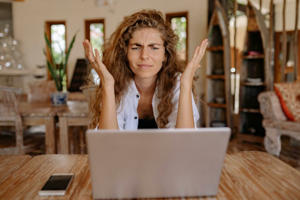 mujer no comprende la normativa accesibilidad mirando un ordenador
