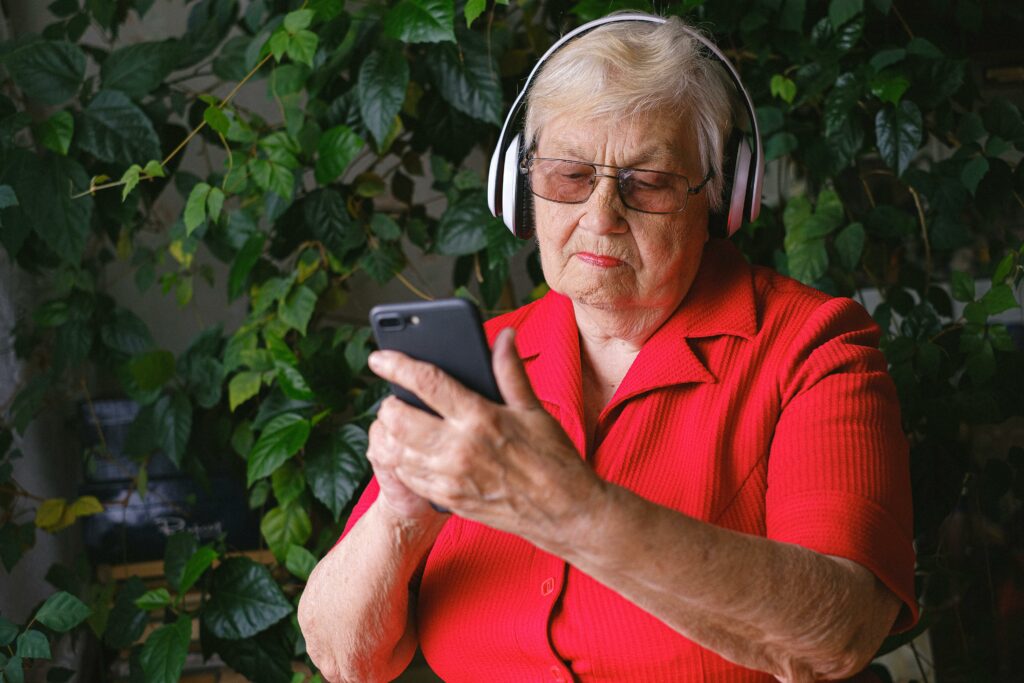 mujer mayor ejemplificando accesibilidad visual en una web